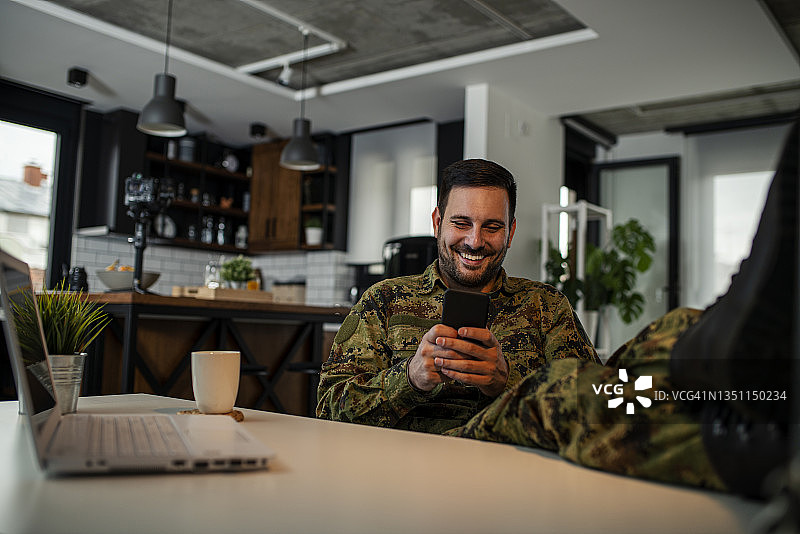 军人使用智能手机图片素材