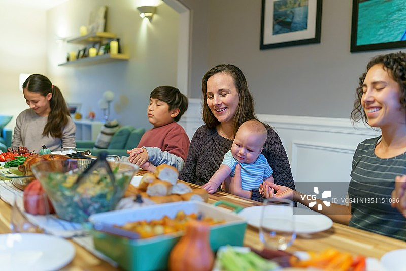 全家在节假日晚餐前祈祷图片素材
