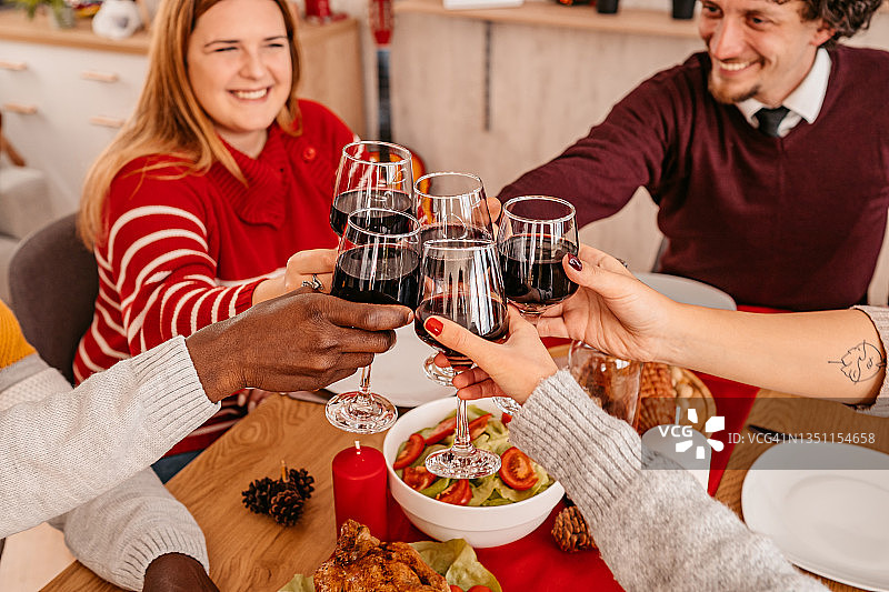 在家中庆祝新年举杯的快乐朋友图片素材