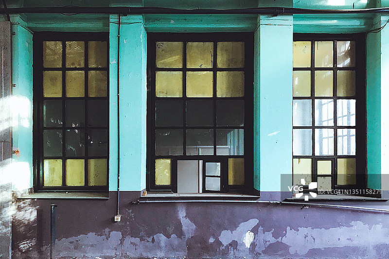 废弃仓库的立面细节图片素材