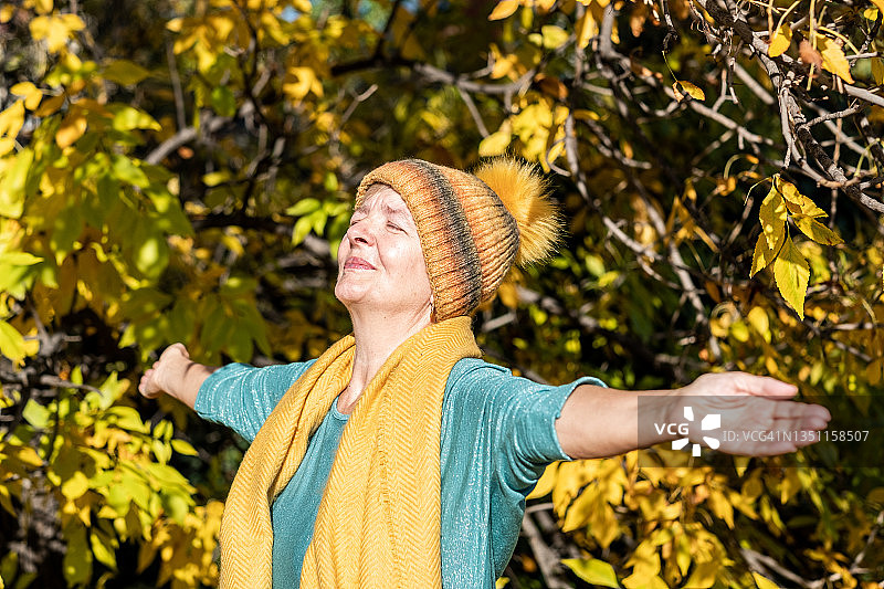 老年妇女放松肖像图片素材