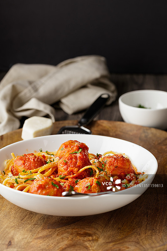健康纯素肉丸意面配番茄酱图片素材