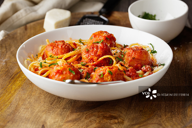 健康纯素肉丸意面配番茄酱图片素材