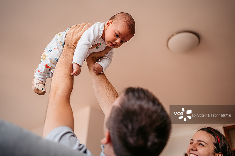 幸福的父母在家与新生婴儿建立亲情图片素材