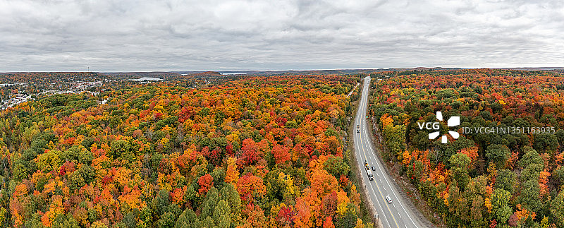 加拿大安大略省亨茨维尔和60号公路通往阿冈昆公园的秋景图片素材