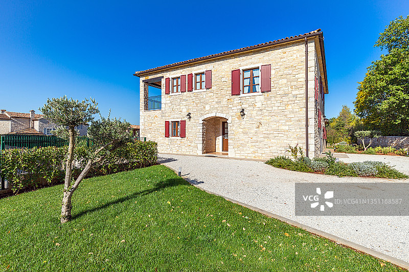 带游泳池和庭院花园的现代奢华别墅图片素材