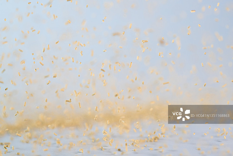 白色背景中飞舞的烘焙酵母图片素材