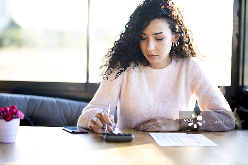 在私人办公室工作的商人，她正在审查公司发来的财务文件图片素材