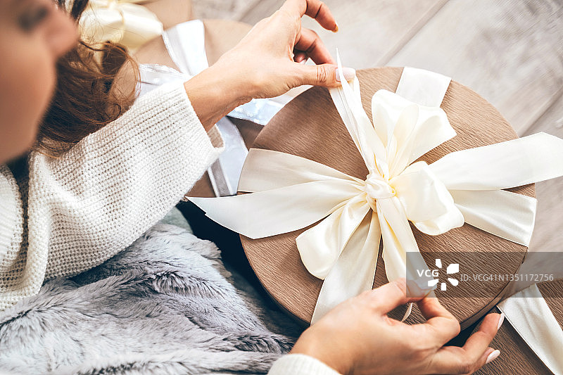 女人包装礼品，系丝带蝴蝶结特写图片素材