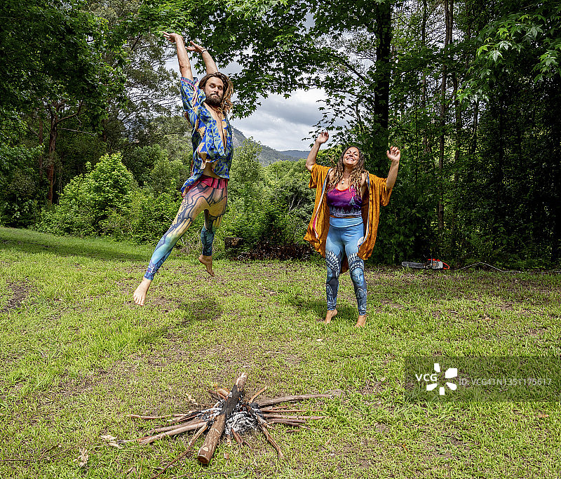 快乐跳跃的另类情侣图片素材