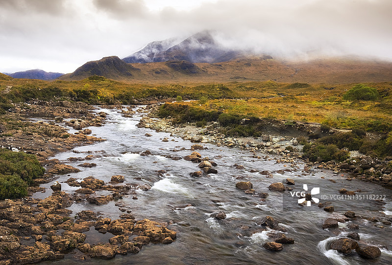 雾中山河图片素材