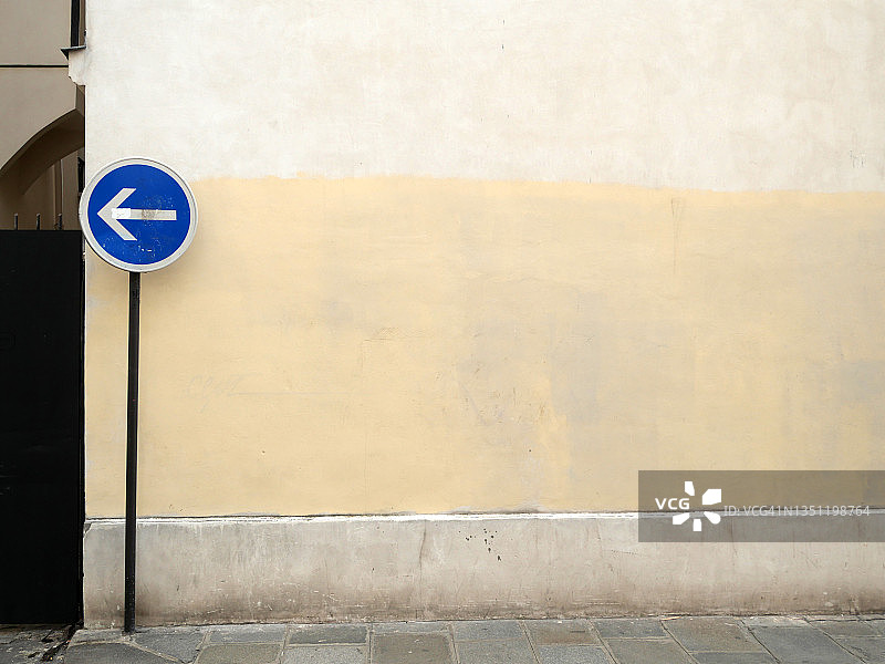 巴黎玛莱区空旷的街道，有行人道、路标和墙壁图片素材