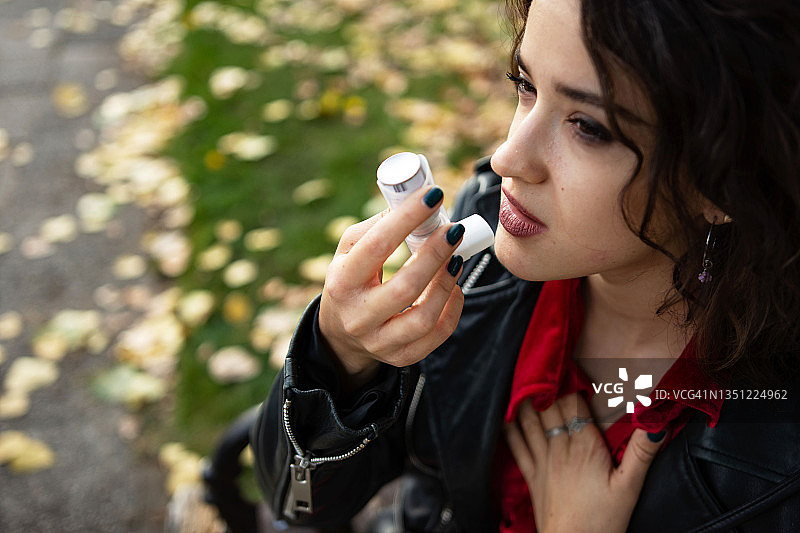 年轻女子用吸入器治疗哮喘图片素材