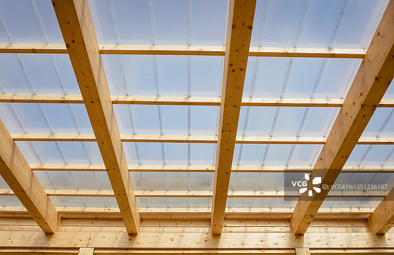 木质横梁和有机玻璃屋顶结构图片素材