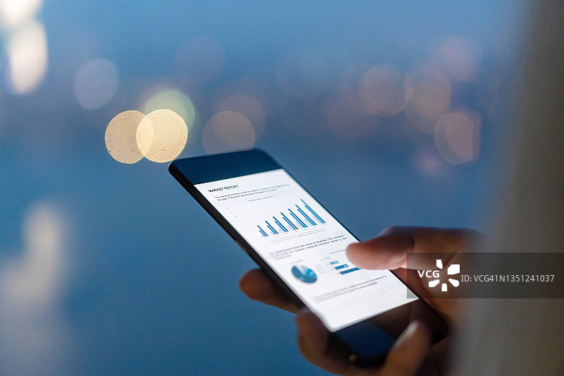 年轻商人于现代办公室工作图片素材