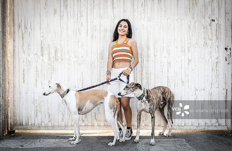 女子在街上与可爱的狗狗享受美好的一天图片素材