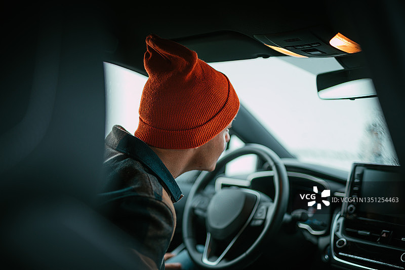 山区旅行：司机正在察看车窗图片素材