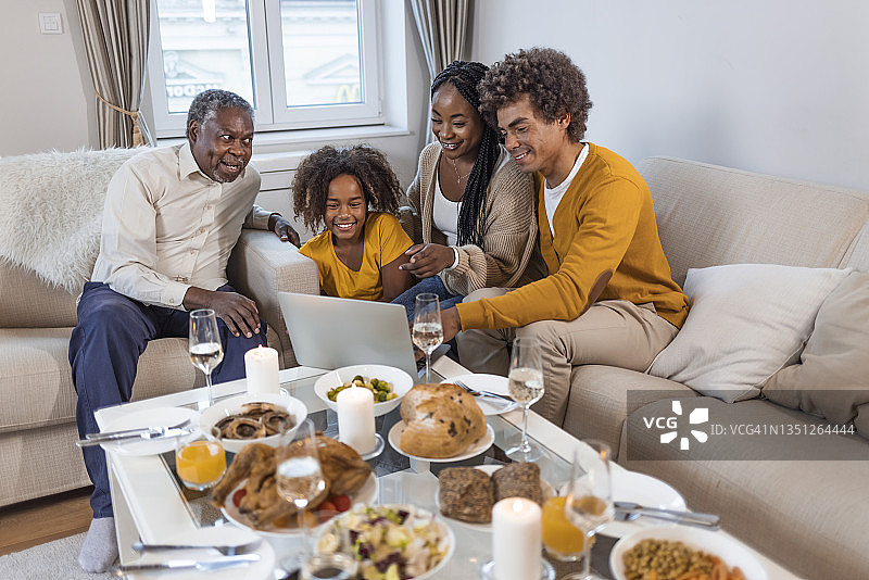 一家人在家举行在线午餐会议图片素材