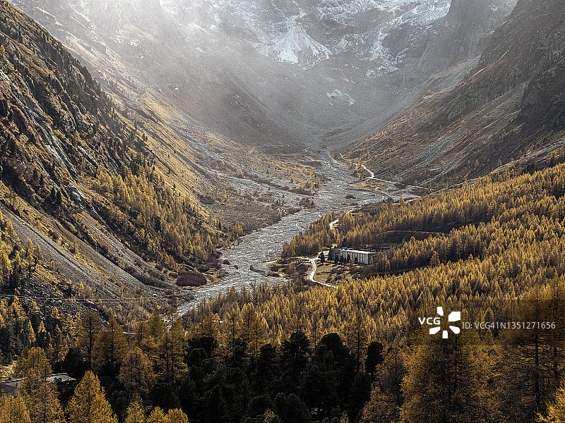高山山谷和白雪皑皑山脉的壮丽景色图片素材