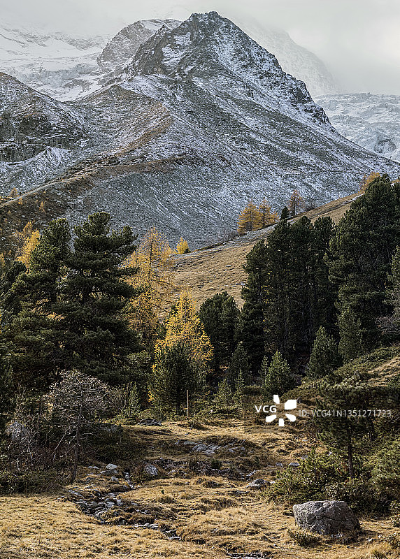 高山山谷和白雪皑皑山脉的壮丽景色图片素材