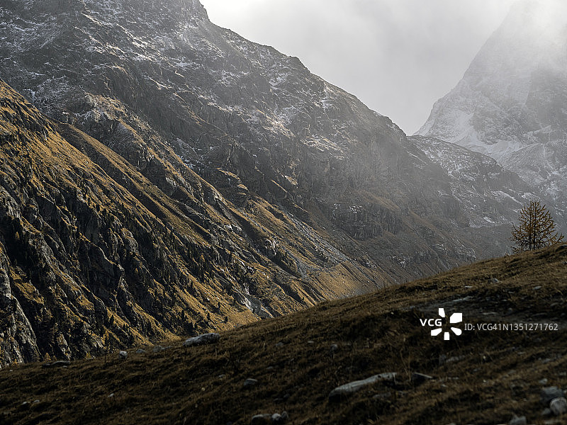 高山山谷和白雪皑皑山脉的壮丽景色图片素材