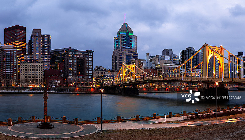 蓝色时刻，罗伯托·克莱门特大桥，匹兹堡，宾夕法尼亚州，美国天际线图片素材