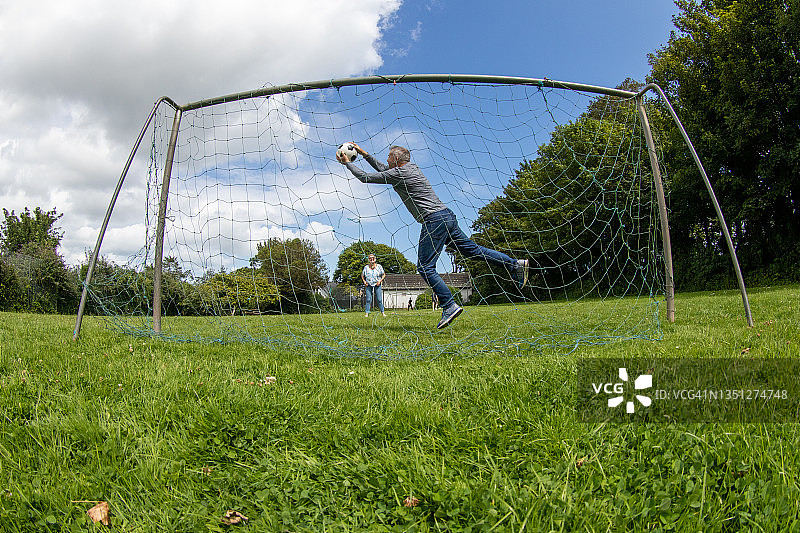 夫妻踢足球图片素材