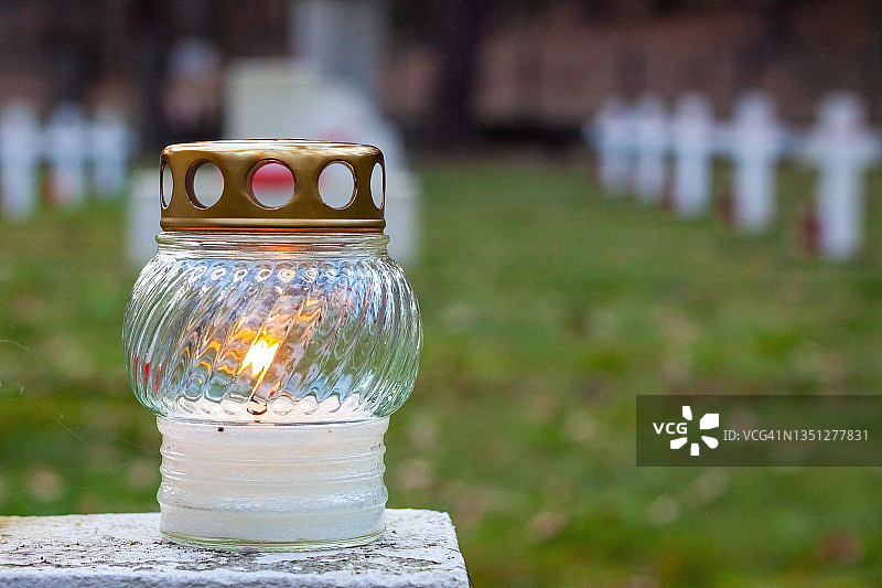 墓地坟墓上的燃烧蜡烛图片素材