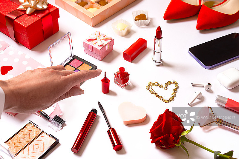 为节日或礼物做准备的概念：女性用手制作，以及女性使用的美容产品。图片素材