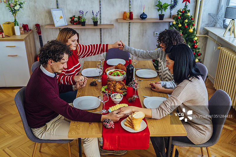 午餐前手牵手祈祷的朋友们图片素材