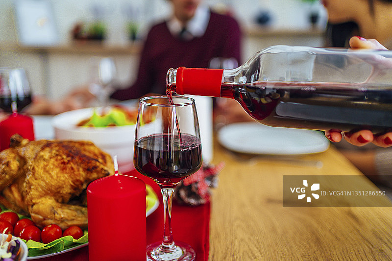 将红酒倒入玻璃杯图片素材