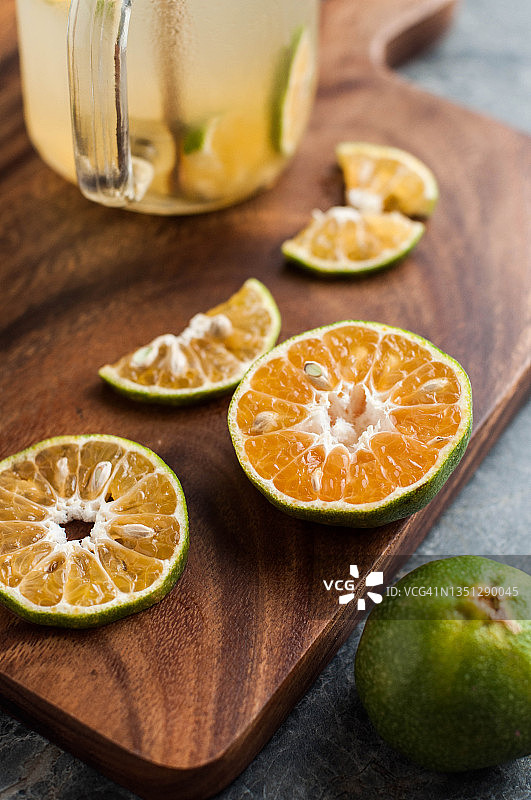 砧板上的切片成熟酸橙图片素材