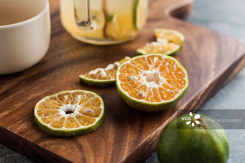 砧板上的切片成熟酸橙图片素材