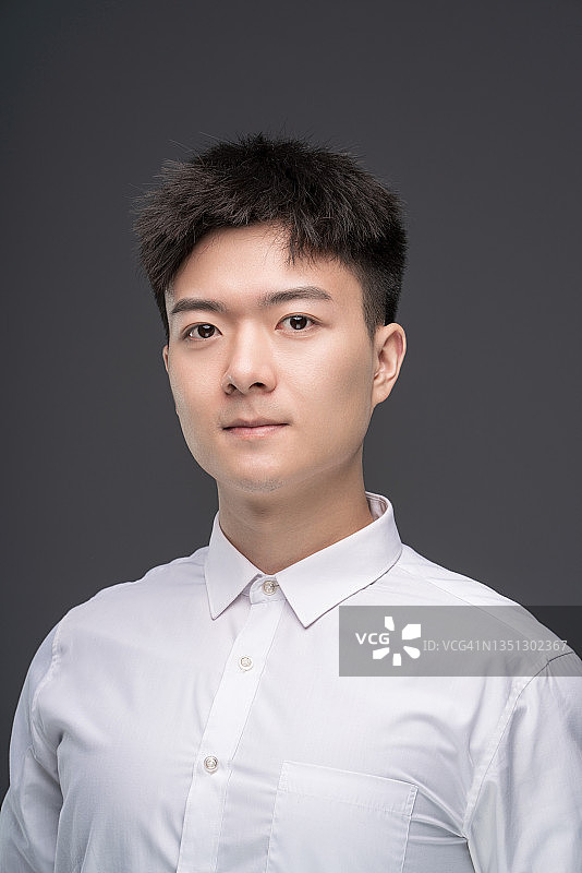 年轻的亚裔男性白领图片素材