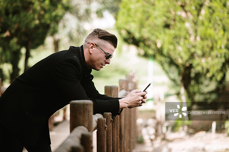 男人在户外使用智能手机图片素材