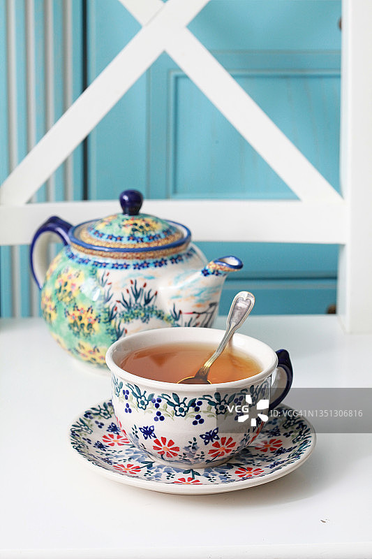 充满活力的早晨茶饮陶瓷马克杯特写图片素材