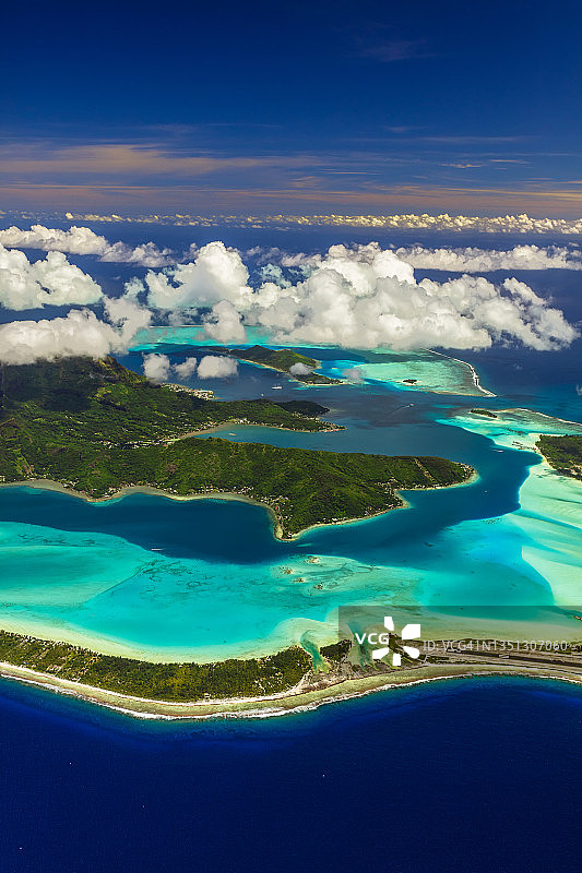 法属波利尼西亚波拉波拉岛奥特马努山环礁南太平洋海洋度假村的航拍，礁石泻湖旅游图片素材