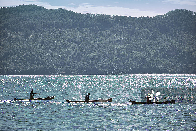 印度尼西亚苏门答腊岛多巴湖畔的渔民图片素材