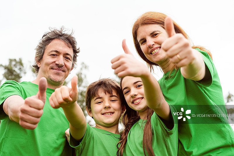 身穿绿色T恤的环保家庭图片素材