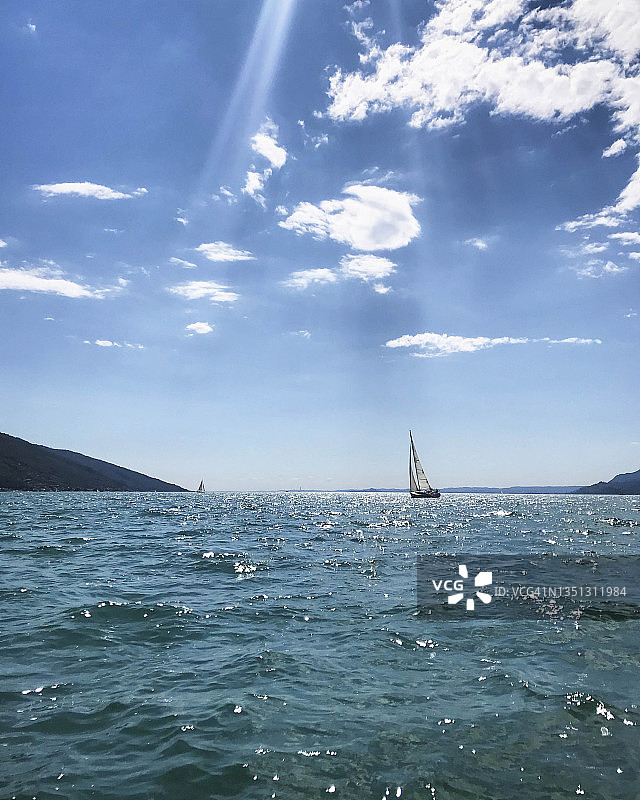 意大利加尔达湖上的帆船图片素材