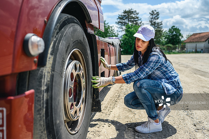女卡车司机检查车辆图片素材