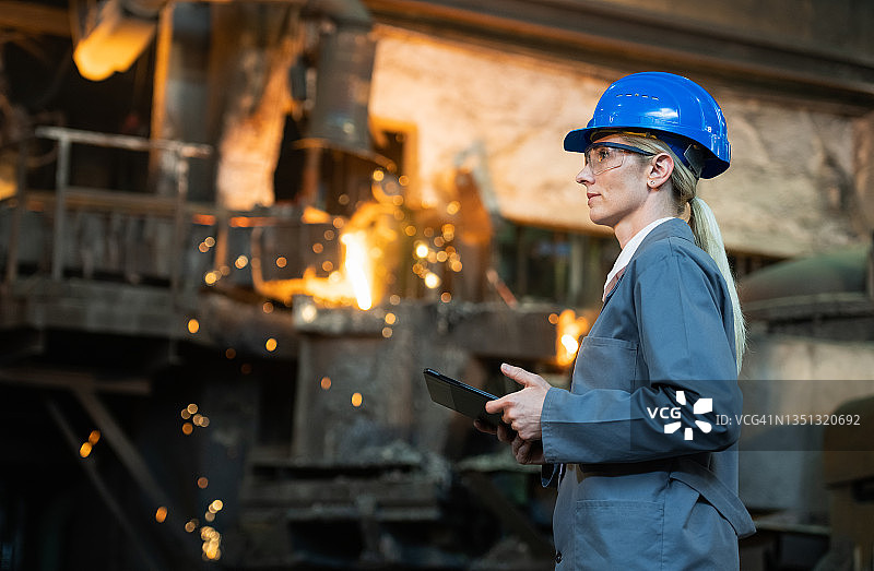 铸造厂里使用平板电脑的女工程师图片素材