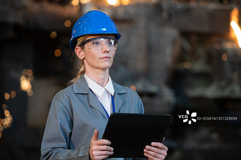 铸造厂里使用平板电脑的女工程师图片素材