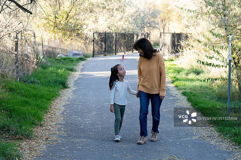 祖母和孙女的自然漫步图片素材