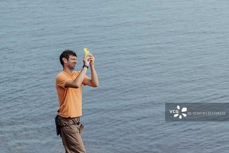 男人使用智能手机导航应用程序图片素材