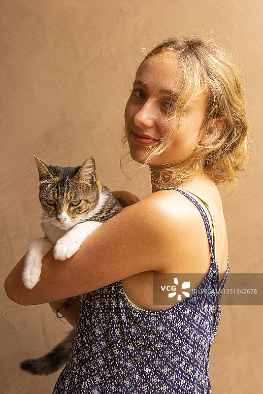 抱着猫的少女肖像图片素材
