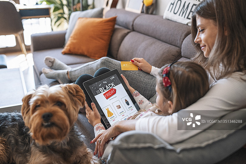 黑色星期五折扣期间在线购买服装的家庭图片素材
