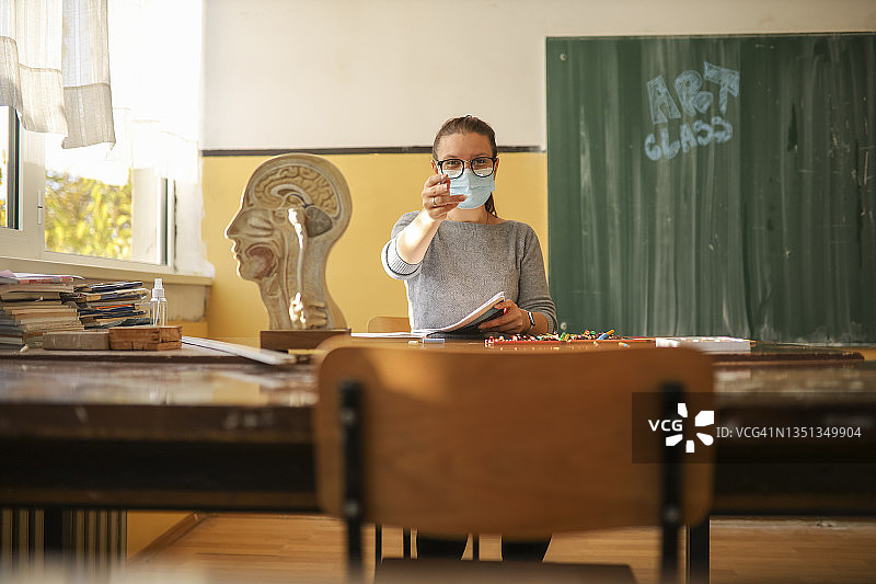 老师叫出一个学生图片素材