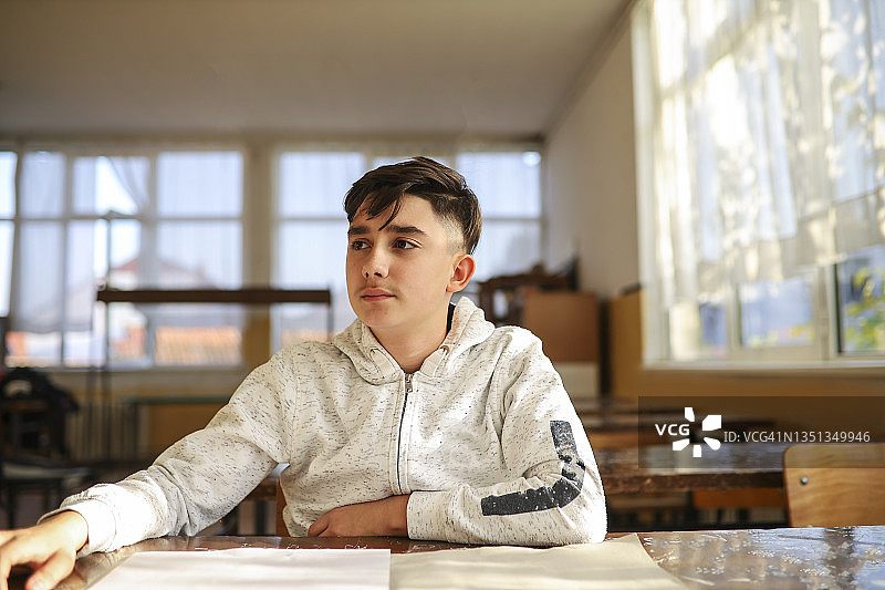 放学后在美术班的男孩图片素材