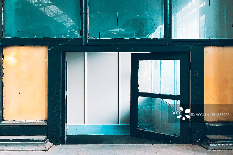废弃仓库里的 открытое окно图片素材